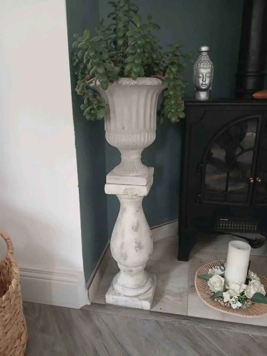 Stone column and stone urn - Image 2