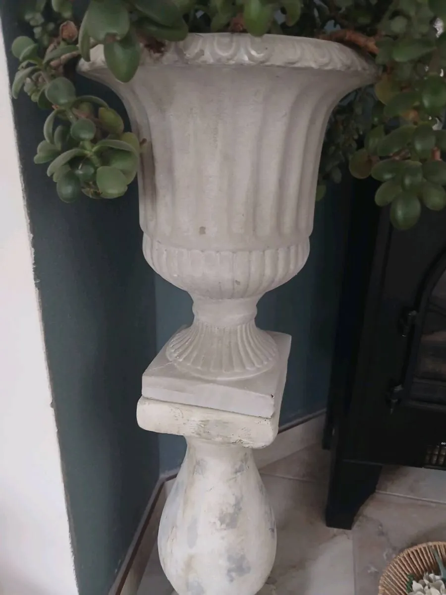 Stone column and stone urn - Image 3