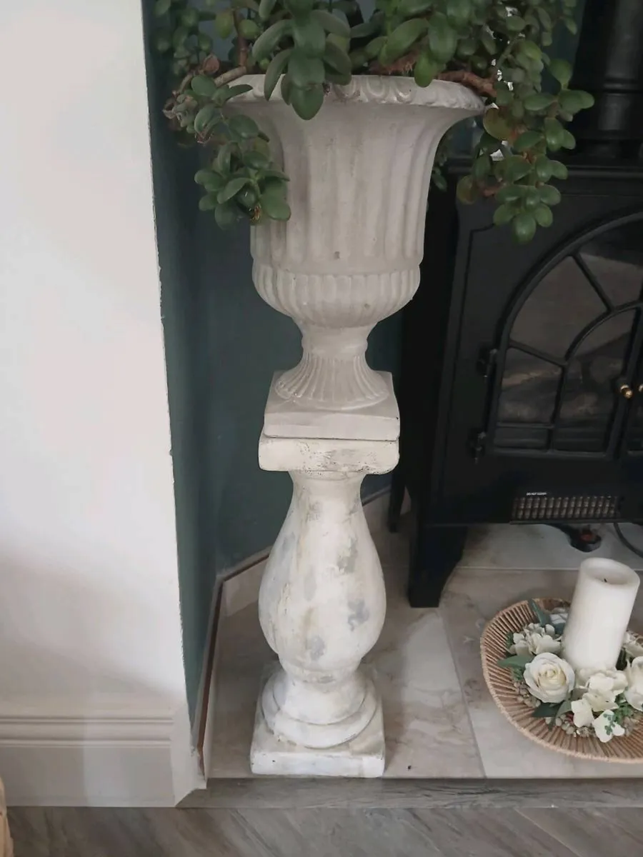 Stone column and stone urn - Image 1