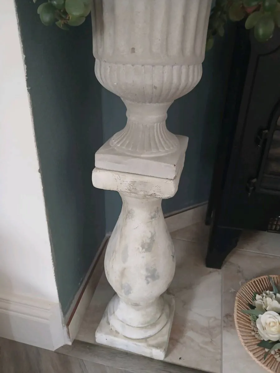 Stone column and stone urn - Image 4