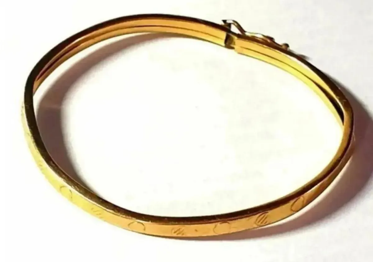 Vintage 9ct Gold Childs Patterned Bangle - Image 3