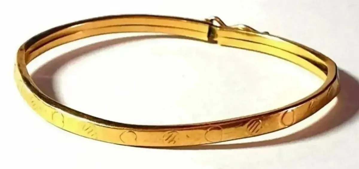 Vintage 9ct Gold Childs Patterned Bangle - Image 4