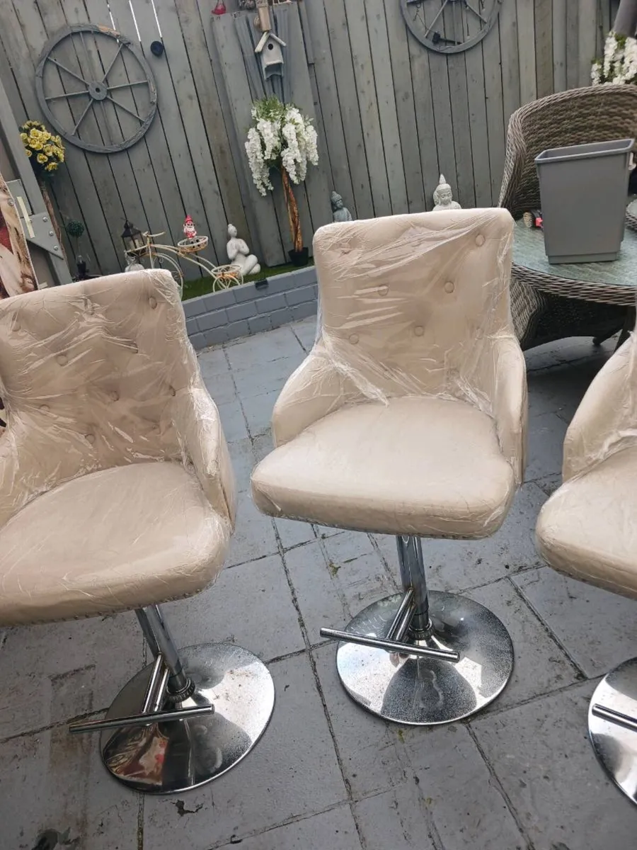Kitchen bar stools - Image 1