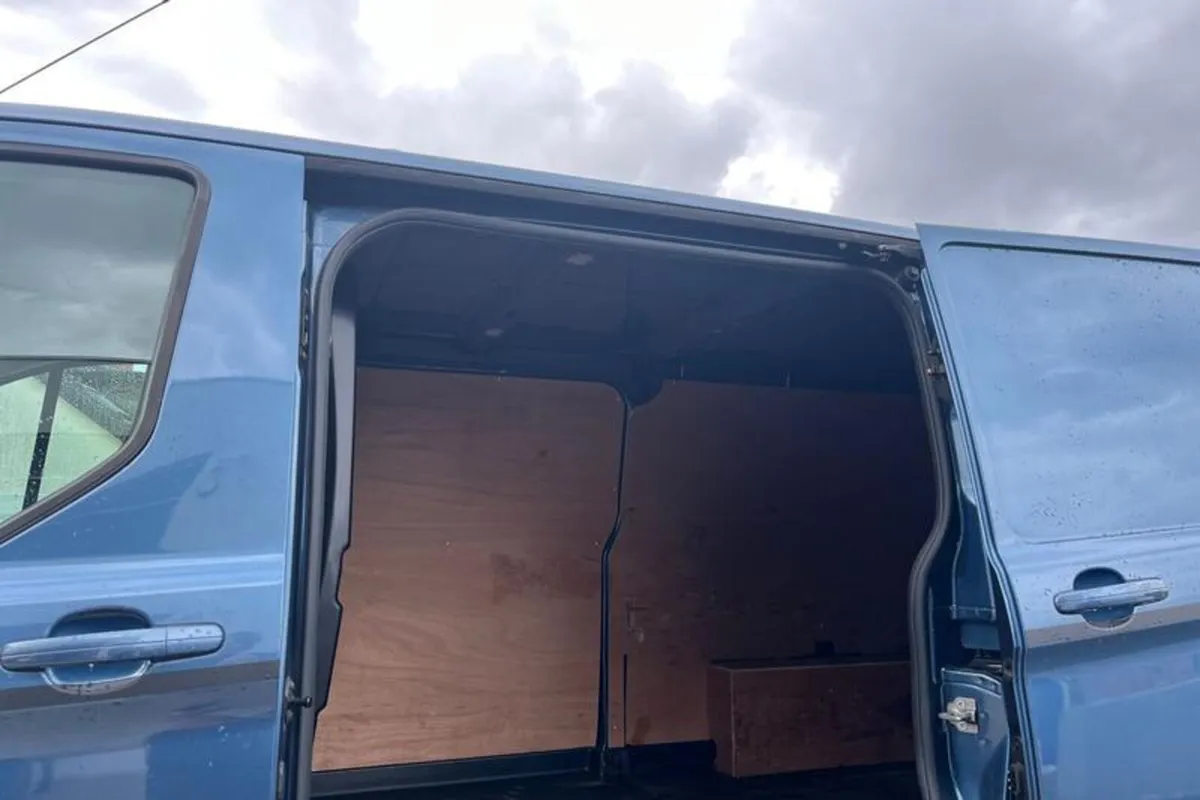 Ford Transit Custom 310 Sport AUTO L2 LWB FWD 2.0 - Image 4