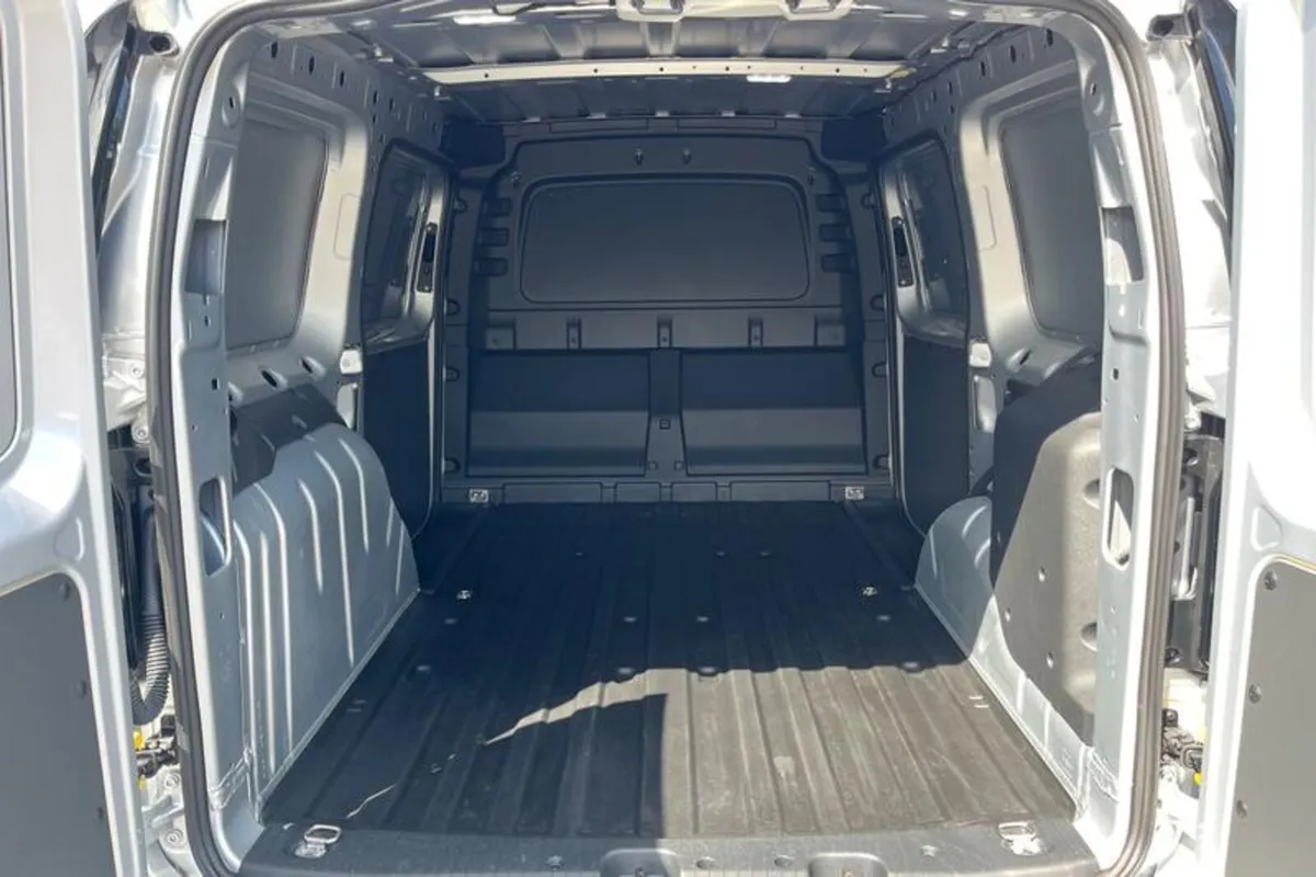 Ford Transit Connect 250 Limited AUTO L2 LWB 1.5 E - Image 4