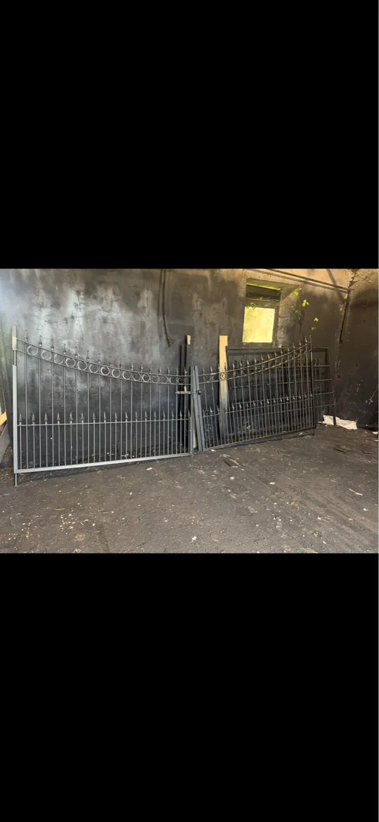 Metal gates