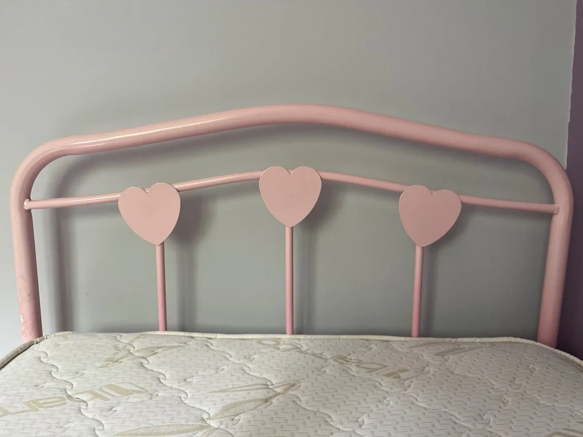 Pink metal bed - Image 1