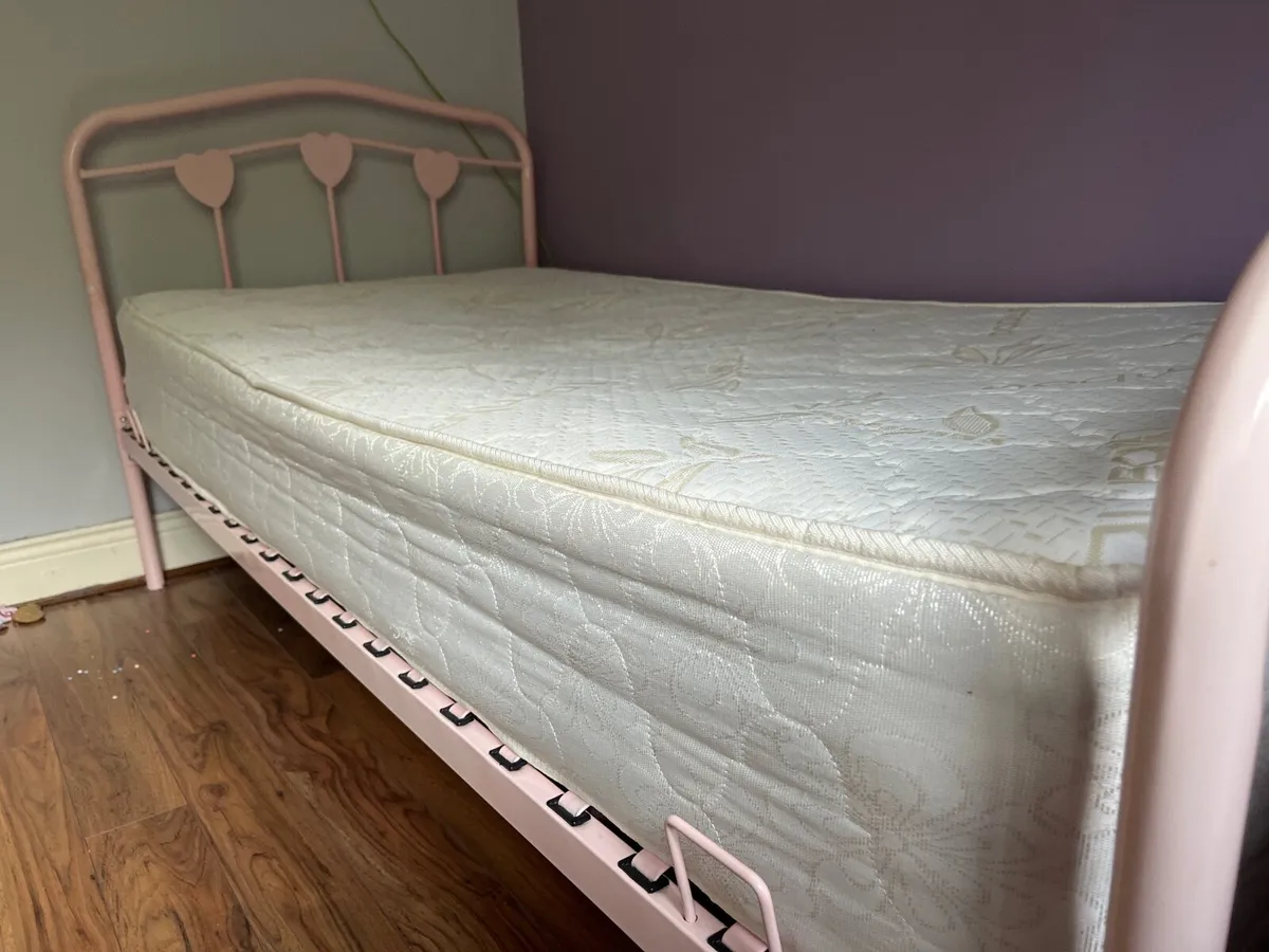 Pink metal bed - Image 2