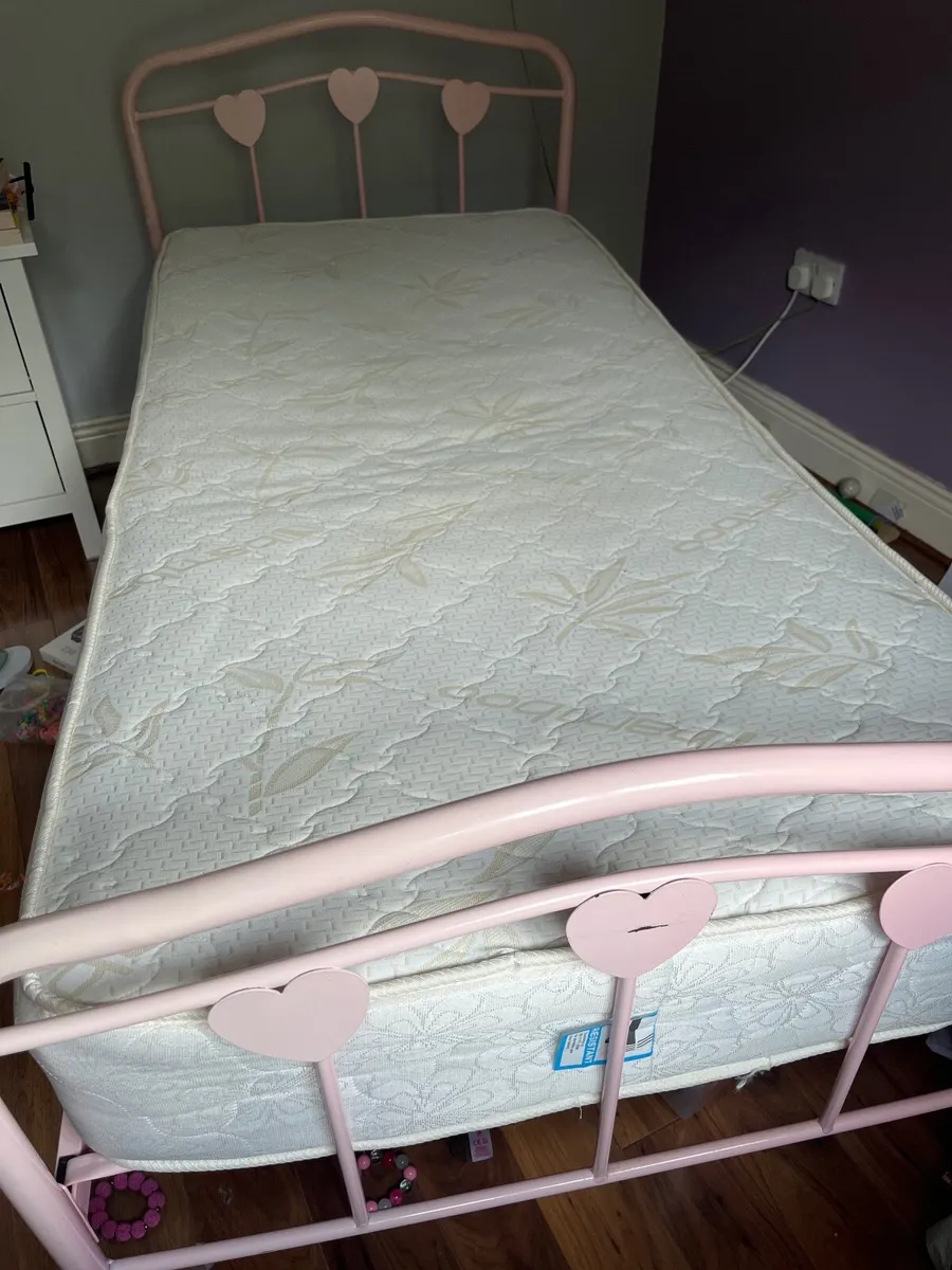 Pink metal bed - Image 3