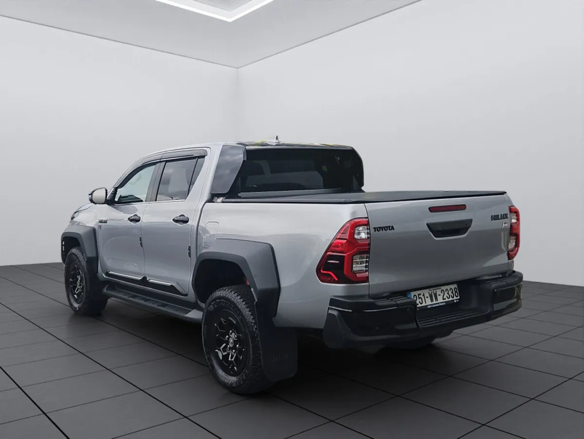 Toyota Hilux 2.8 GR SPORT II - Image 3