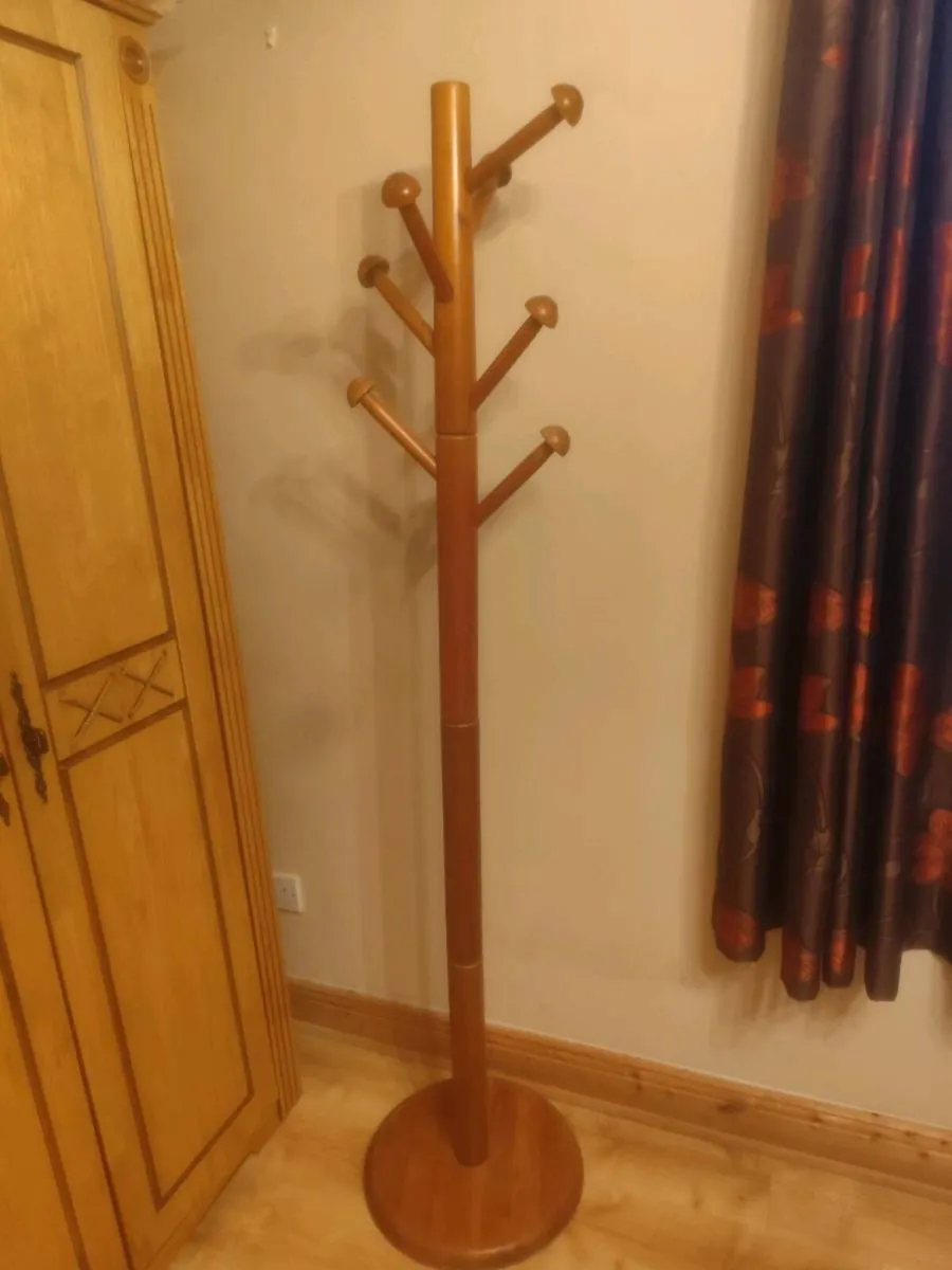 Free standing coat hanger