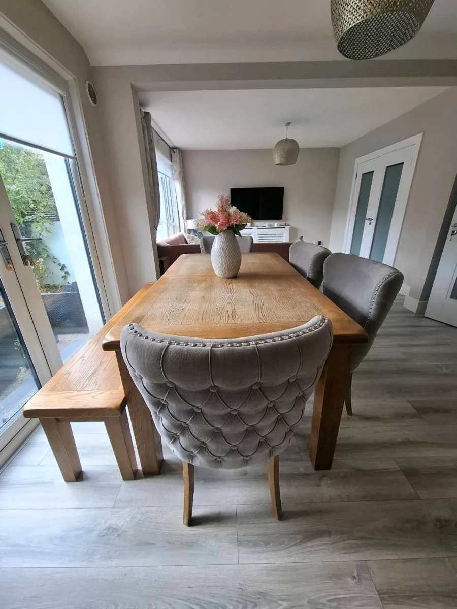 Extendable Oak Dinig Table with 4 chairs and bench