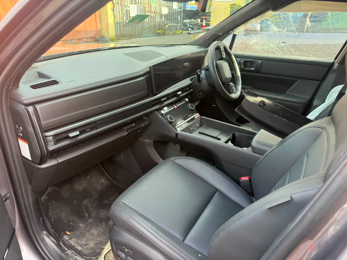 2025 HYUNDAI SANTA FE  PHEV PREMIUM FOR BREAKING! - Image 4