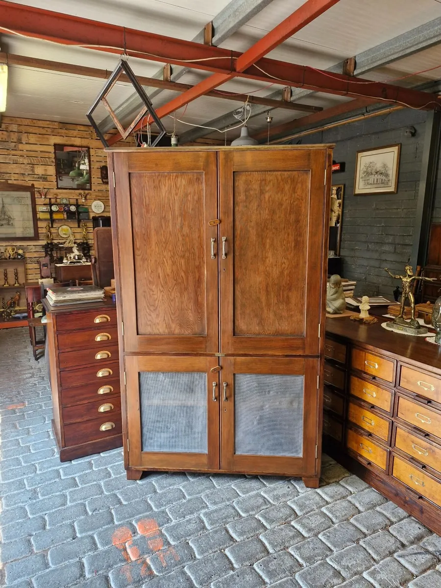 Cabinet - Image 1