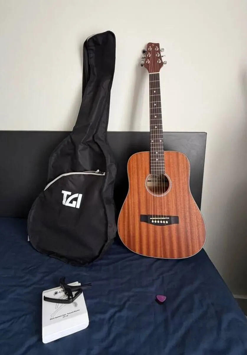 Stagg Travel Dreadnought Acoustic Guitar with TGI Gigbag and Capo