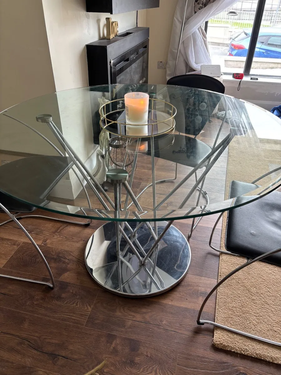 Dining table and chairs - Image 1