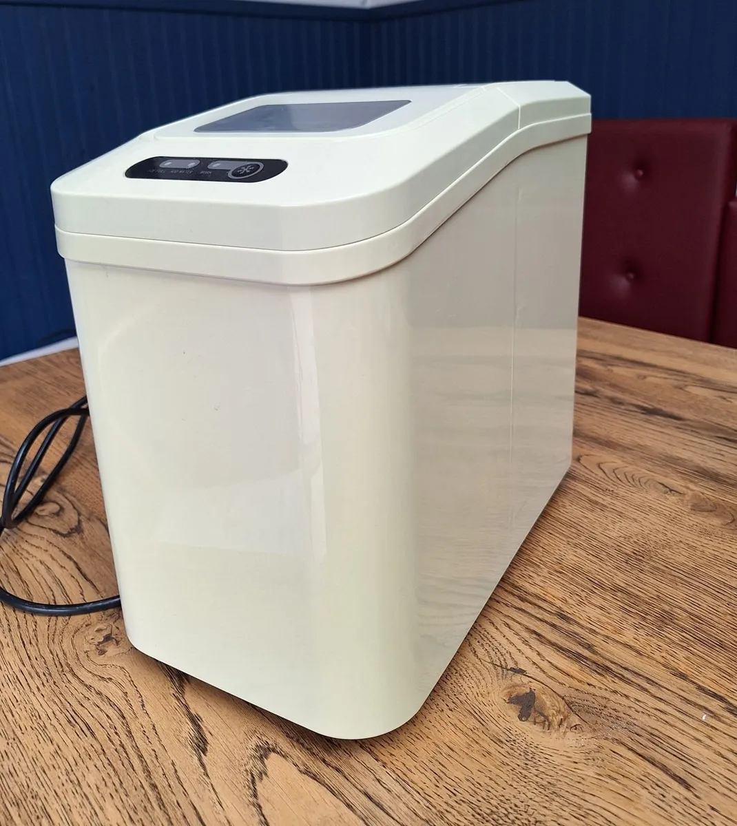 Ice maker - Image 1