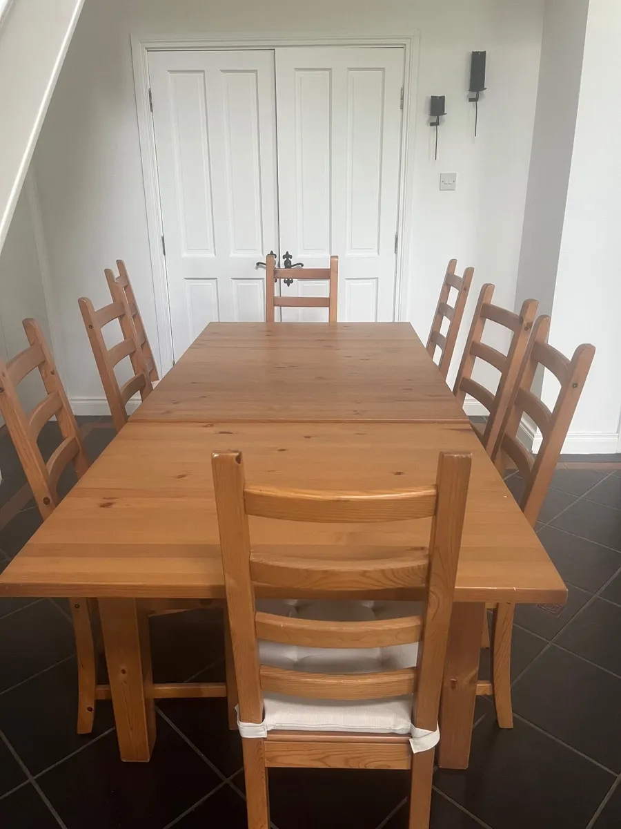 Table and 8 chairs - Image 1