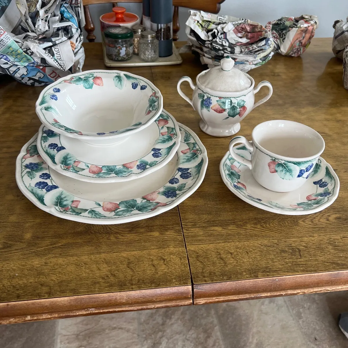 31-piece Noritake Homecraft Berryvine set - Image 3
