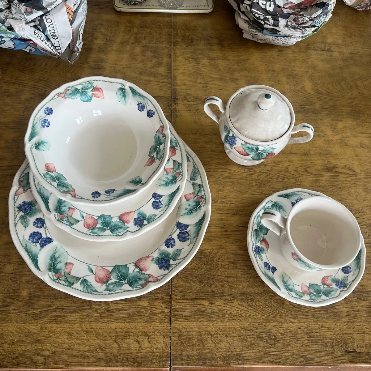 31-piece Noritake Homecraft Berryvine set - Image 2