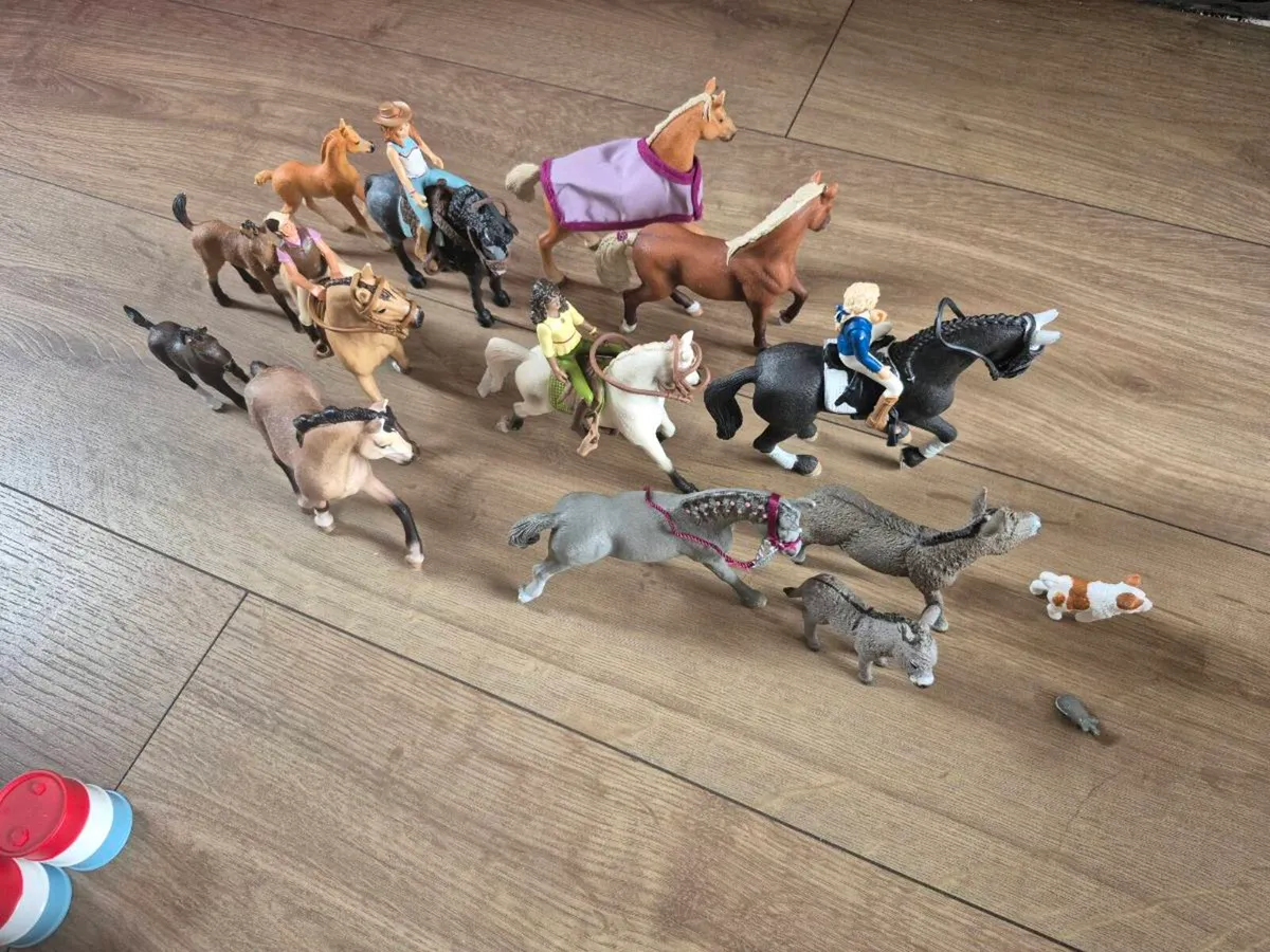 Schleich horses, stables and accessories - Image 1