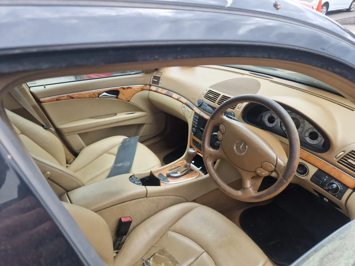 09 mercedes e220 CDI for breaking - Image 4