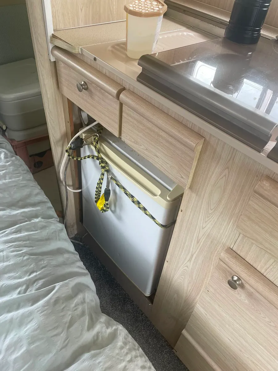 Touring caravan - Image 4