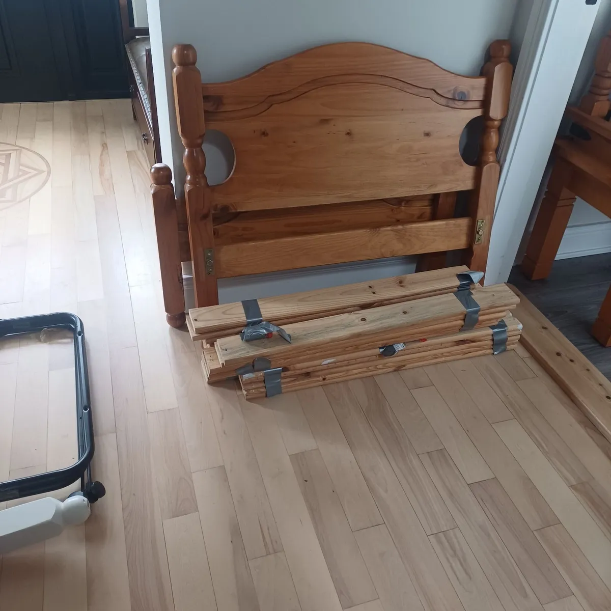 2 single beds - Image 2