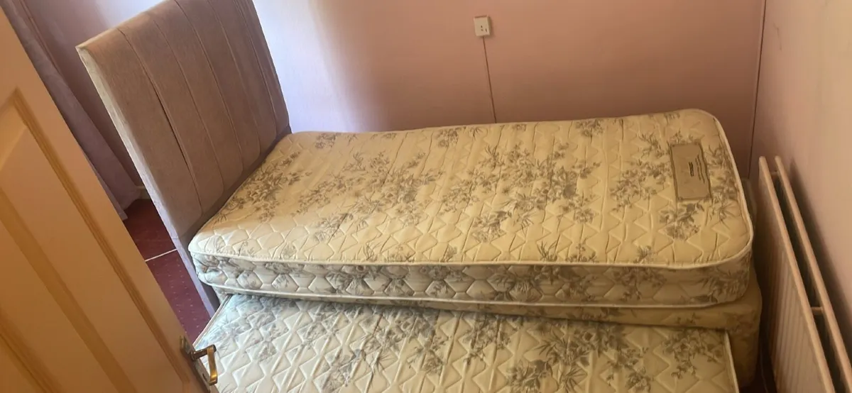 Single bed with guest trundle bed - Image 1