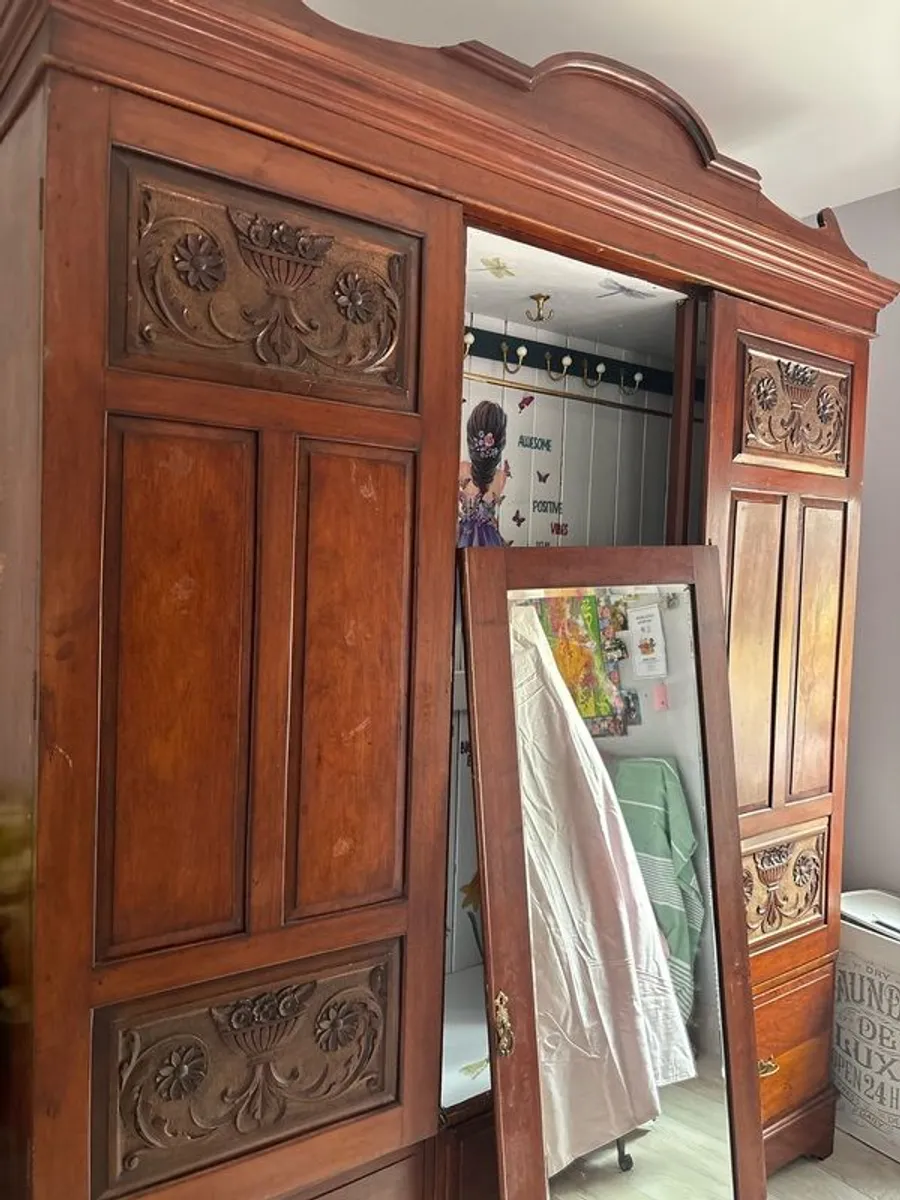 wardrobe - Image 1