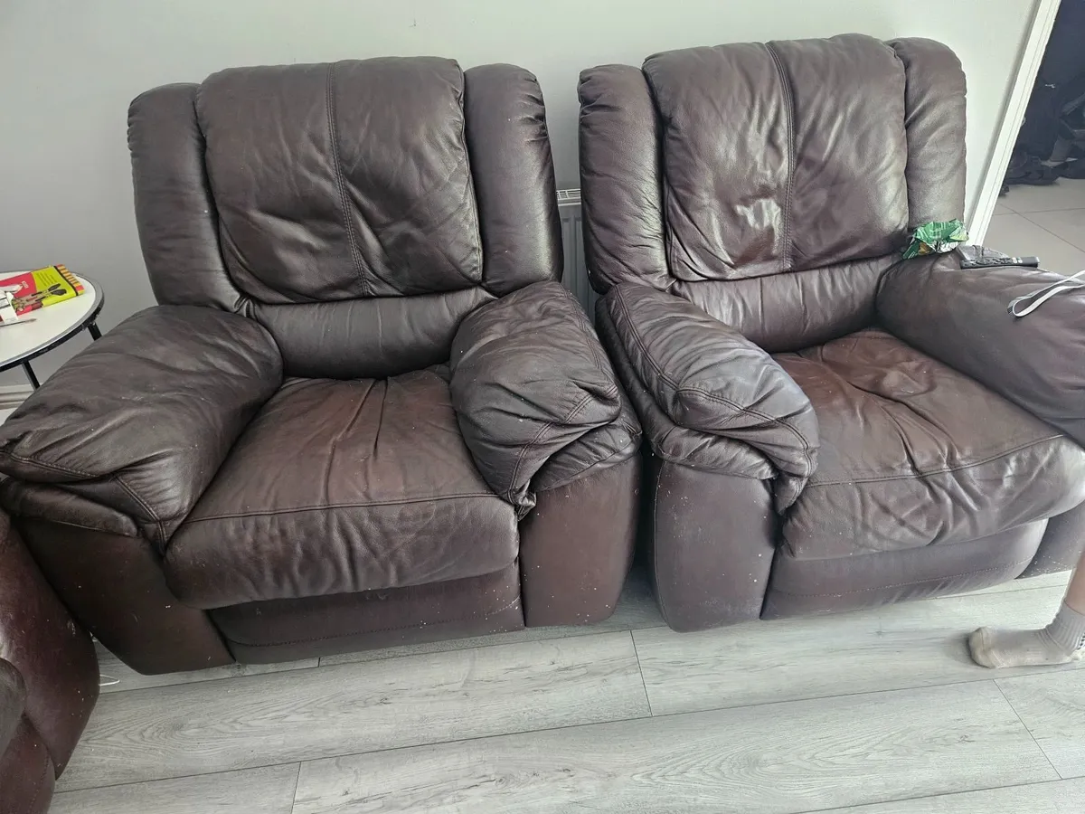 Leather couch plus 2 chairs - Image 1