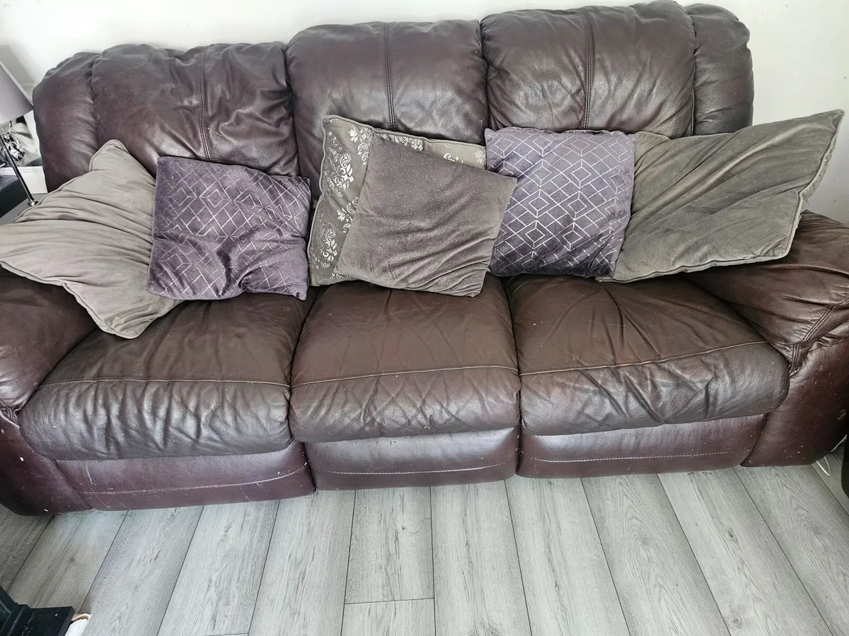 Leather couch plus 2 chairs - Image 2
