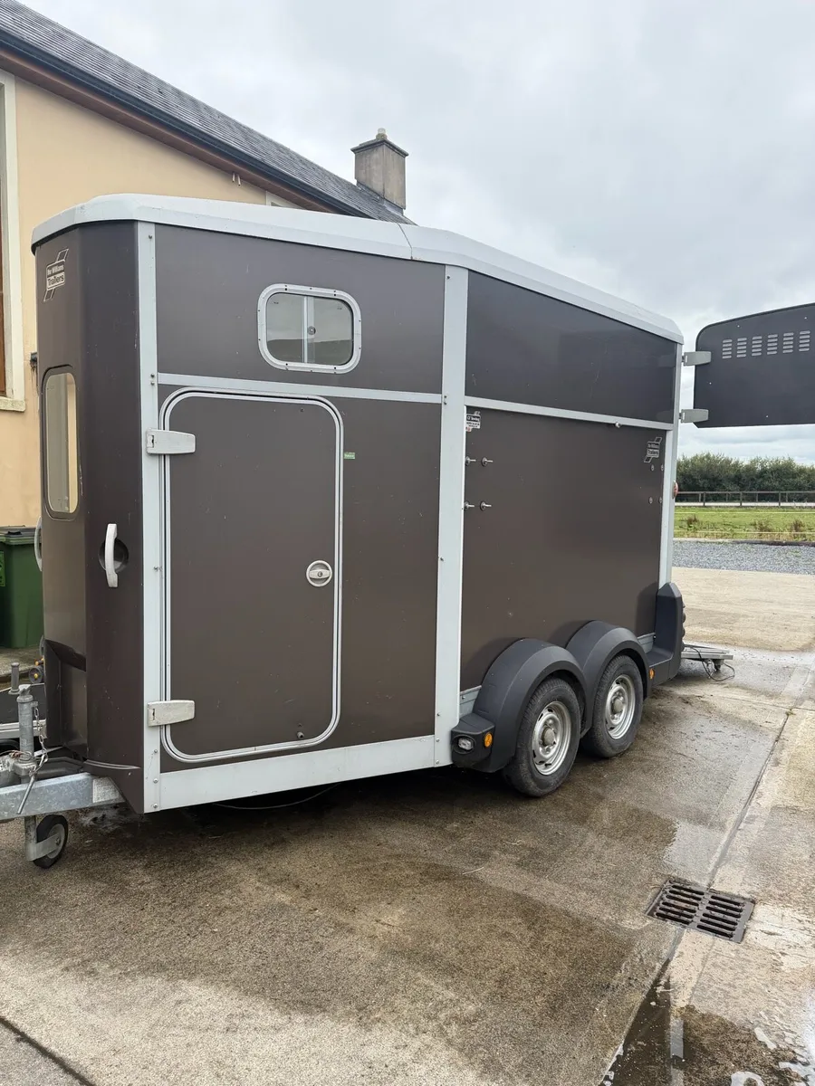HB511 Horse Box - Image 1