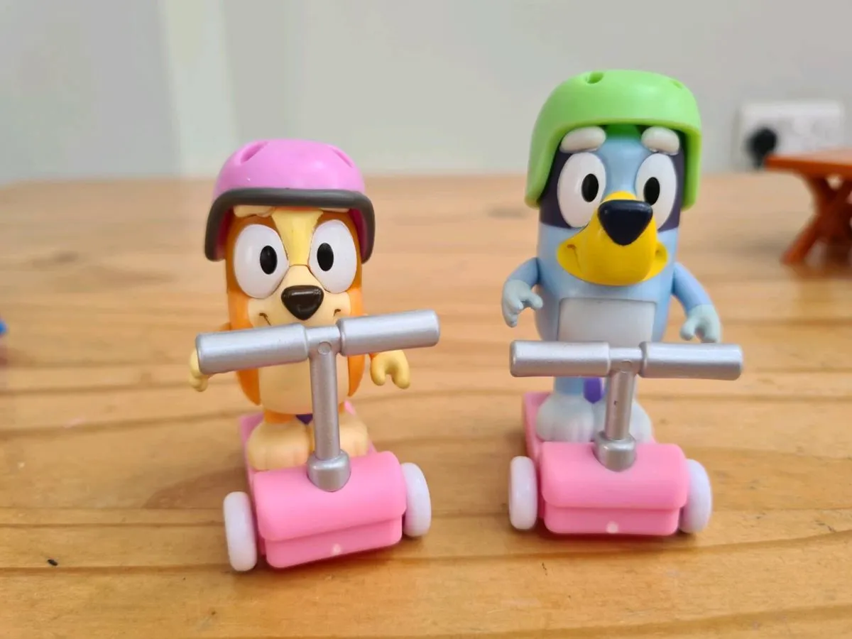 Bluey playground and scooter set - Image 2