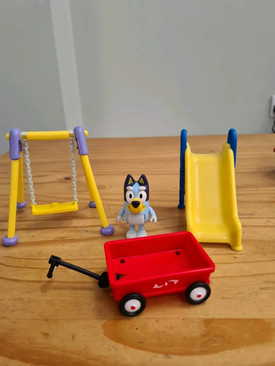 Bluey playground and scooter set - Image 3