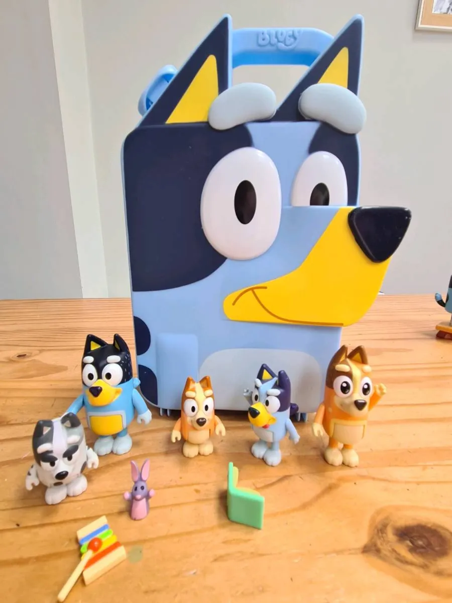Bluey Carry case and figures - Image 2