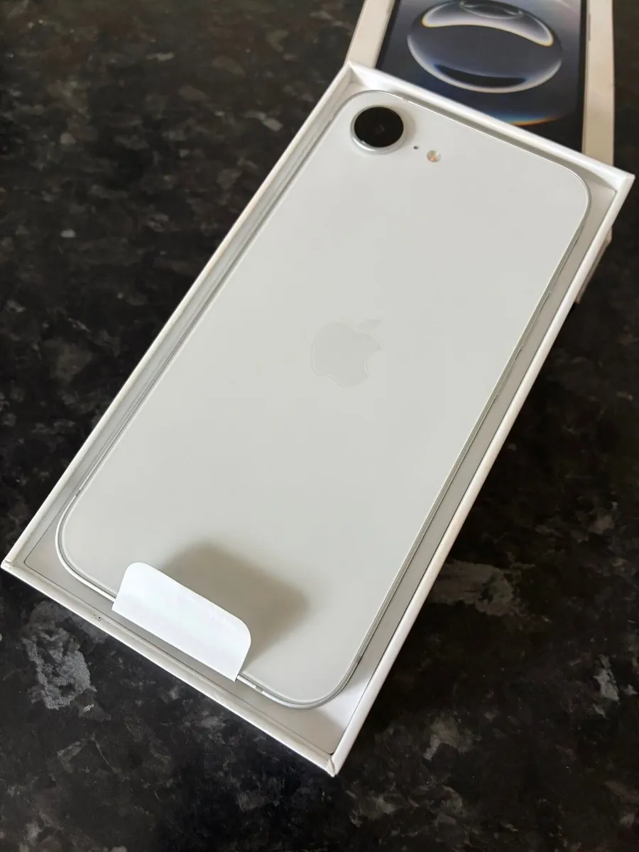 iPhone 16e - Image 2