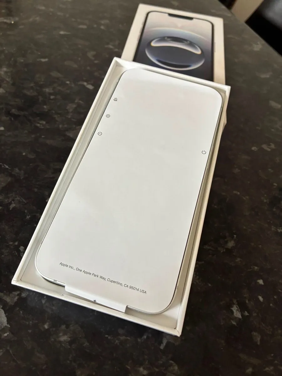 iPhone 16e - Image 3