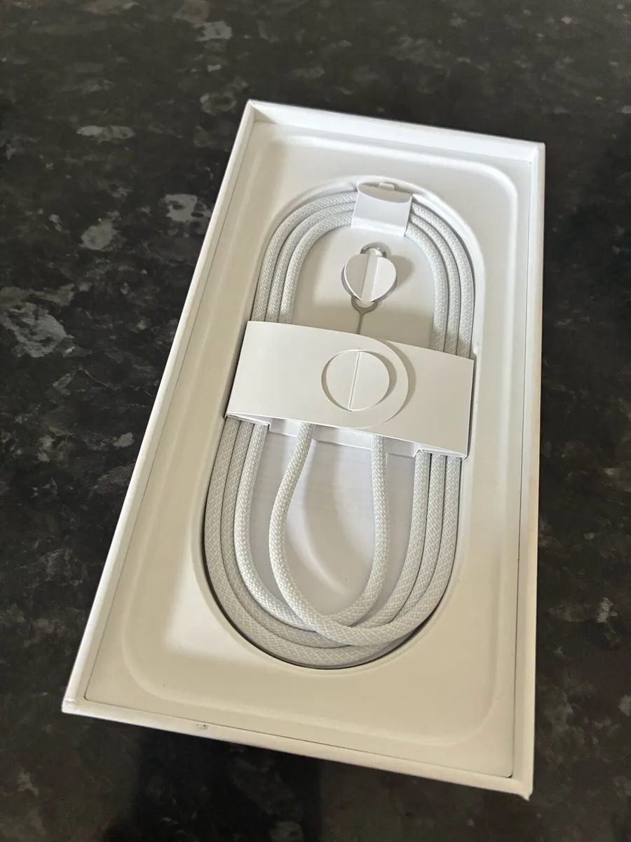 iPhone 16e - Image 4