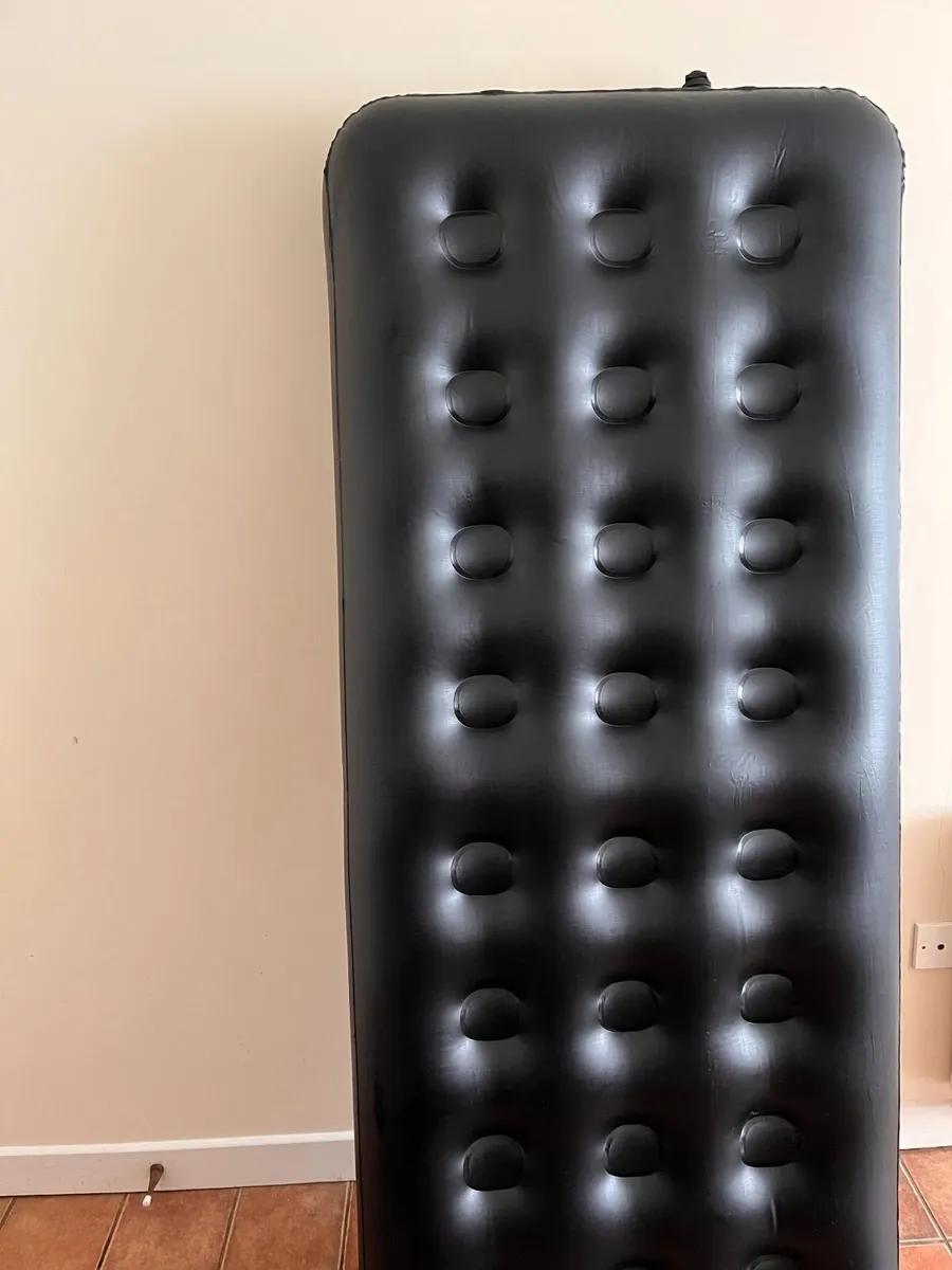 Single airbed/mattress with foot pump - Image 2