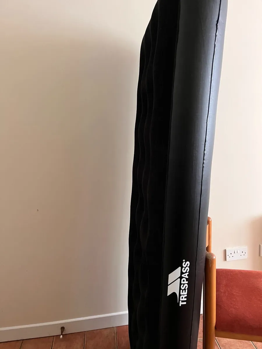 Single airbed/mattress with foot pump - Image 3