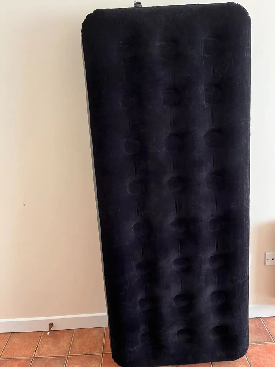 Single airbed/mattress with foot pump - Image 1