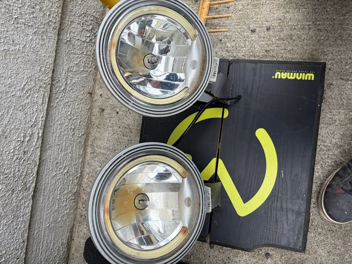 Alloy wheels and hella Rallye 3000 spotlights - Image 1