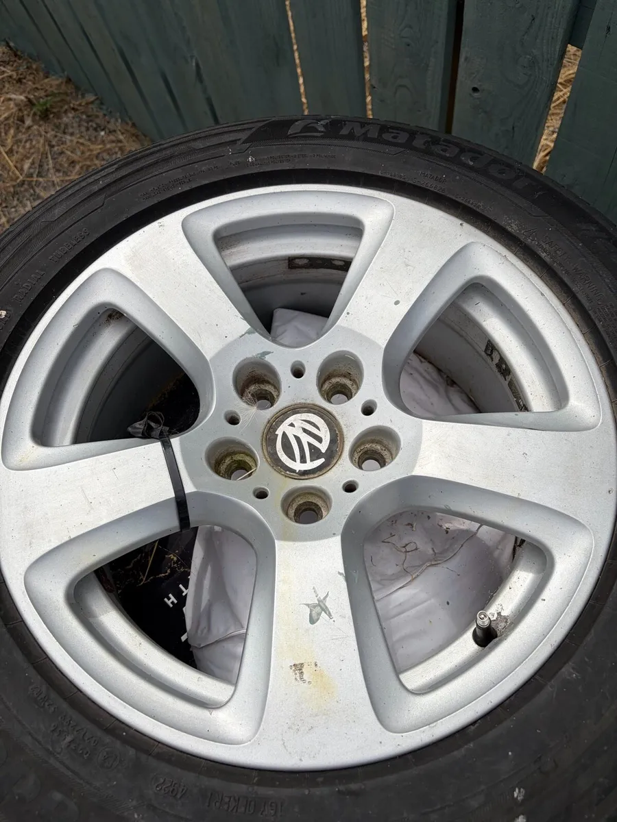 Alloy wheels and hella Rallye 3000 spotlights - Image 3