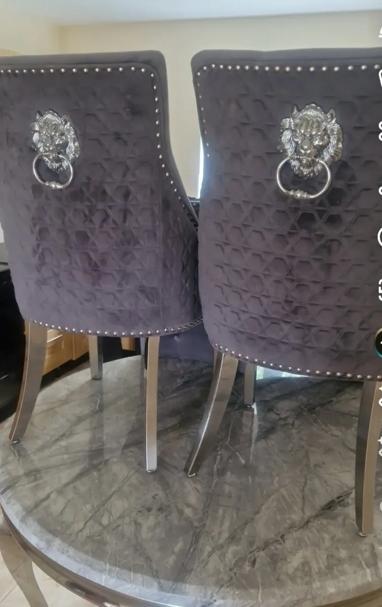 Table and chairs for sale