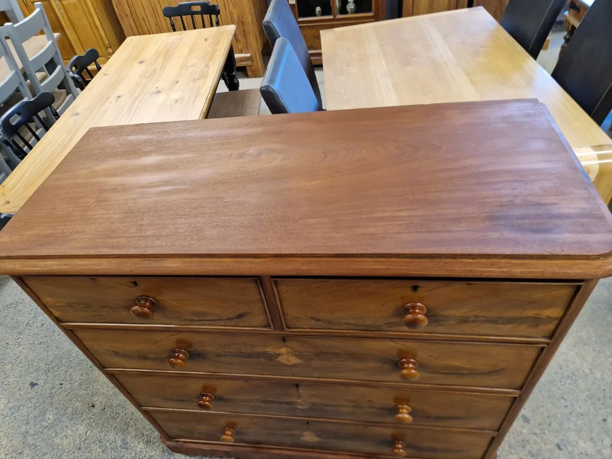 Large victorian flame mahogany chest of drawers - Image 4