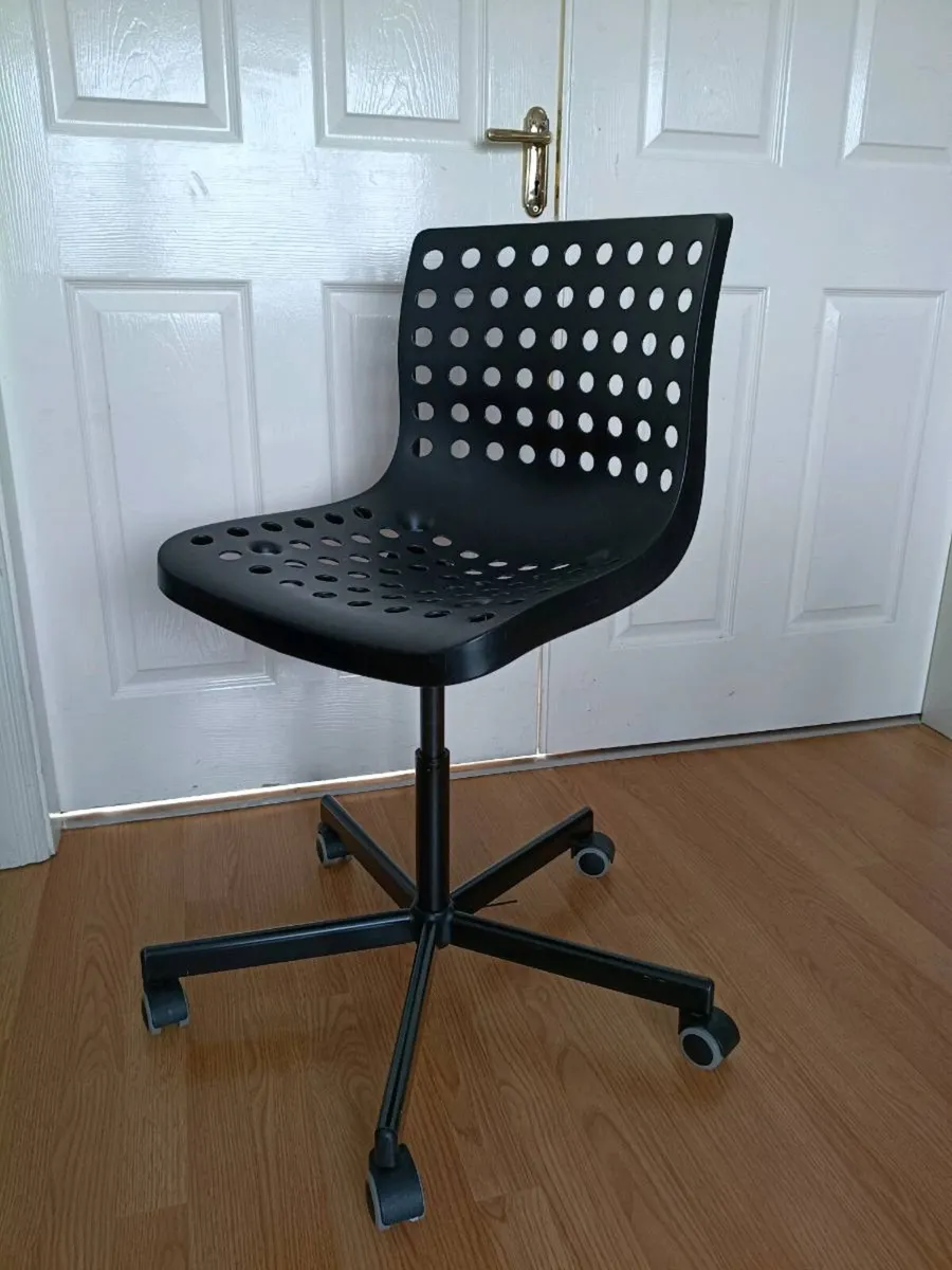 Black office desk chair - Image 1