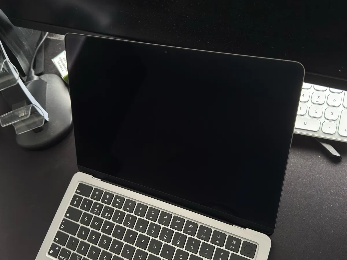 MacBook Air M2 - Image 1