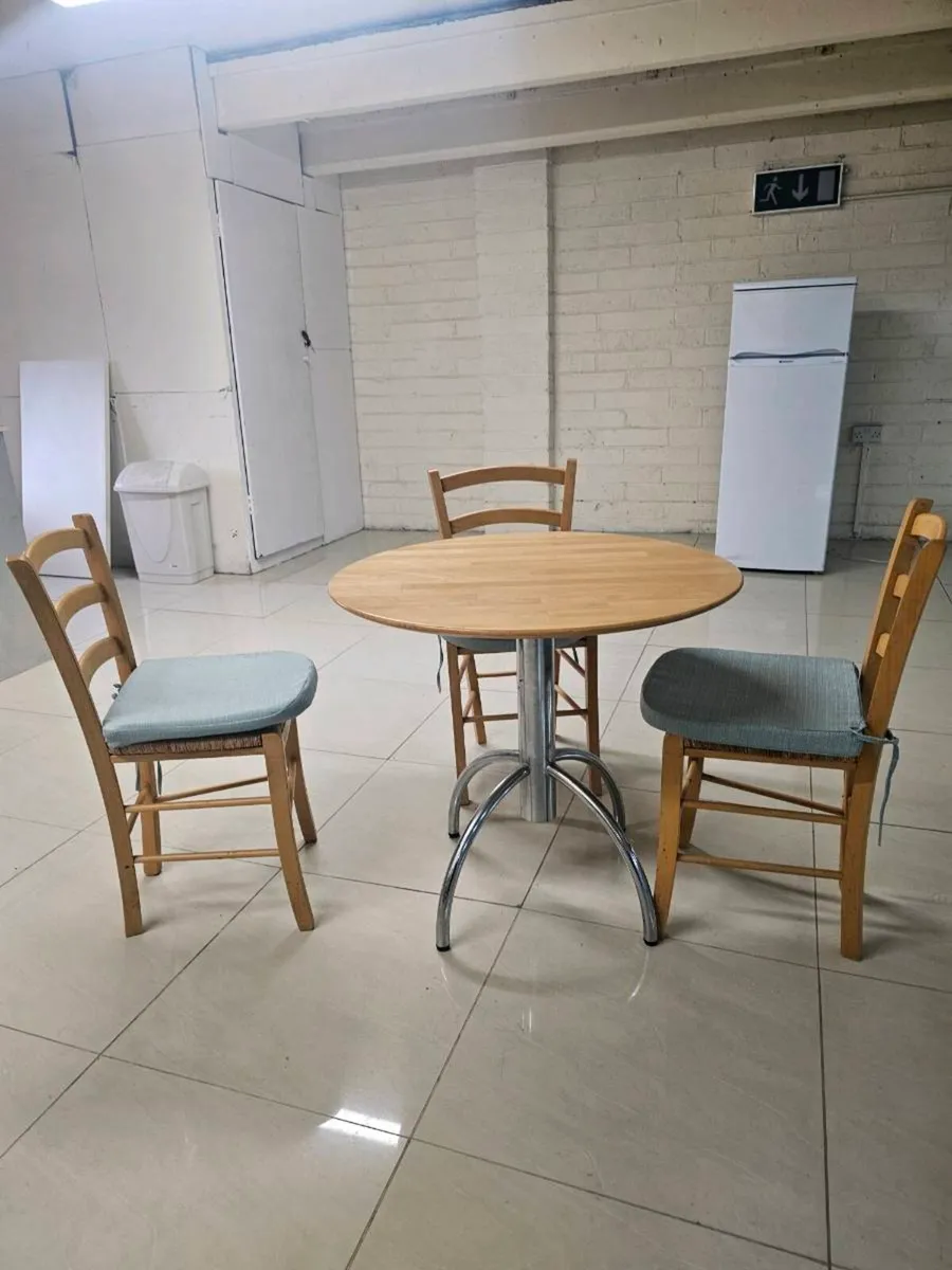 Dining table with Chairs - Image 1