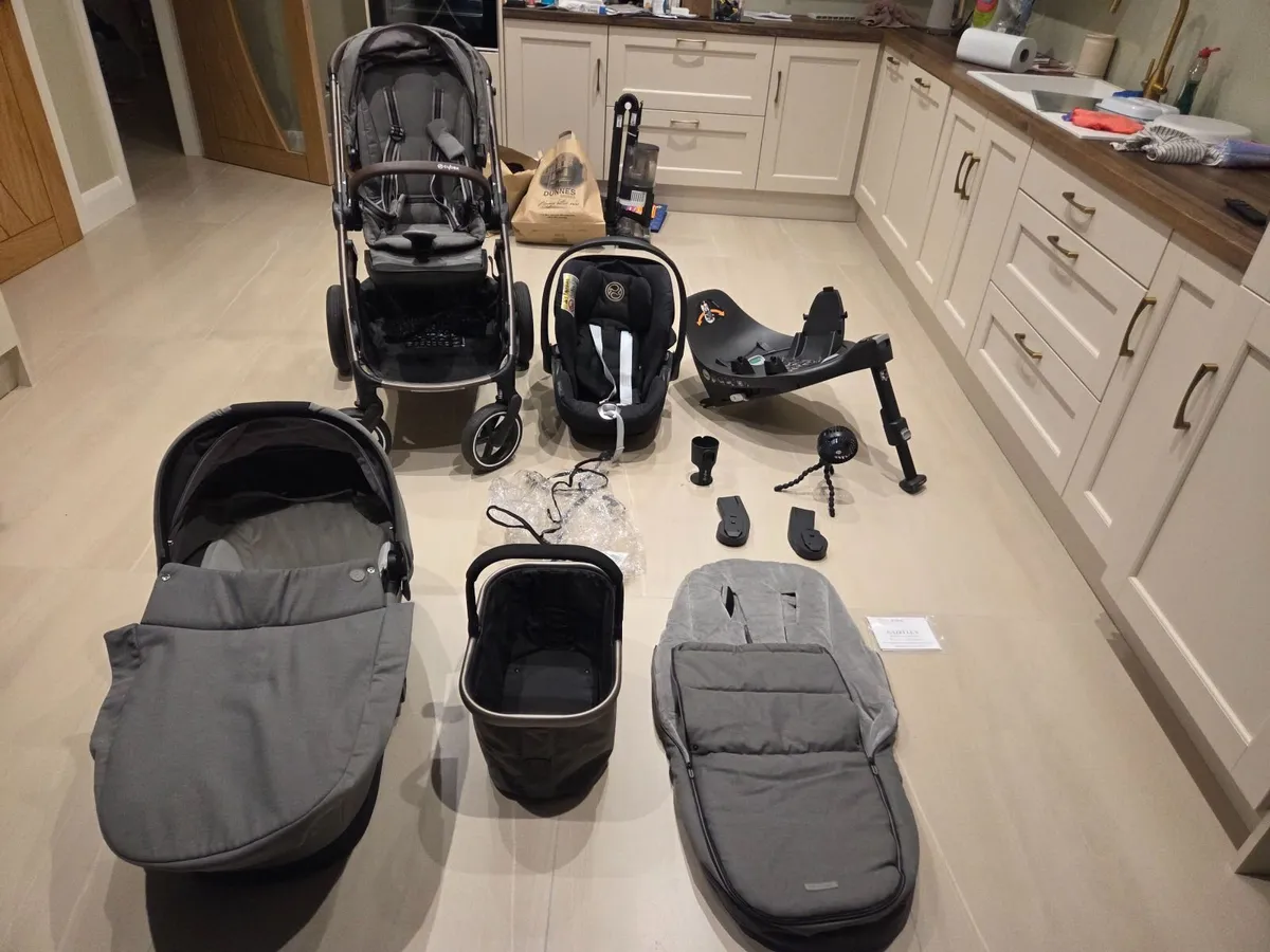 Gizzelle bundle, excellent condition.. €390 - Image 4